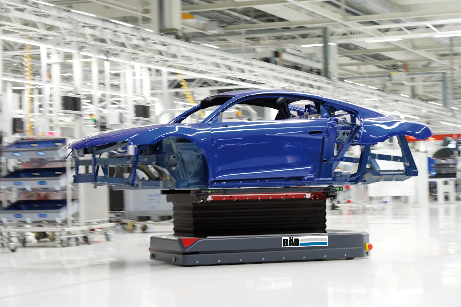 Audi 裝配車間內，無人運輸系統上的車身